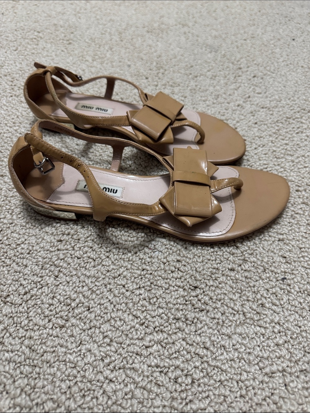 Miu Miu Nude/Tan Patent Leather Bow Thong Sandals - Picture 4 of 16